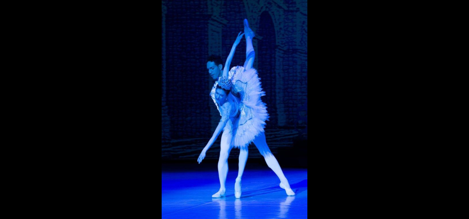 Nicole Ferreira-Dill as Sugar Plum Fairy and Armando Barros as Cavalier - THE NUTCRACKER - Joburg Ballet 2021. Photo: Lauge Sorensen.