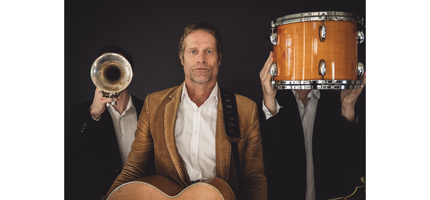 Arno Carstens and his band - LIVE at The Hilton Arts Festival for the first time.